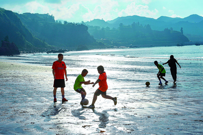 世界杯手机观看-福建霞浦：校园竞逐绿茵梦|足球|足球队|霞浦足球|校园足球|福建省_新浪体育_新浪新闻
